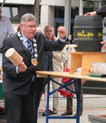 Laurentiuskirmes 2011, Fassanstich durch Stadtb�rgermeister Wolfgang Jenssen